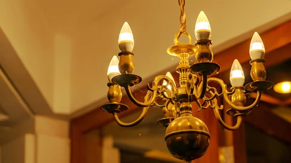 Eski moda otel lambası gece yarısı binanın içinde. Dekoratif lambalar. Sıcak sarı ışığı olan sihirli bir lamba. Boşluğu Kopyala
