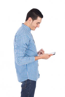 Genç adam gülümsüyor 