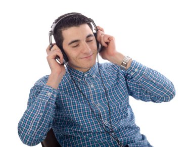 Genç adam gülümsüyor 