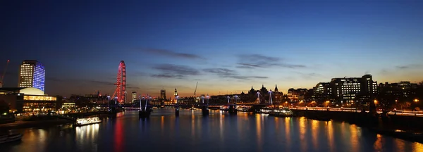 Лондонська skyline, нічний погляд — стокове фото