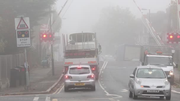 Motspur Park, İngiltere, sisli gün hemzemin geçit — Stok video