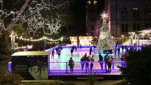 国立歴史博物館のアイス スケート場の夜景 — ストック動画