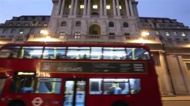 İngiltere Bankası'nın, şehir Londra mimarileri, mavi gökyüzü gece görünümü