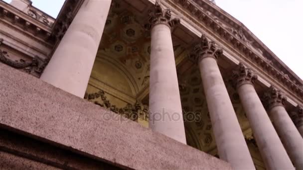 Vista noturna da Royal Stock Exchange, fachada luxuosa do shopping Center, Arquiteturas da Cidade de Londres — Vídeo de Stock