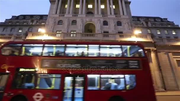 Vista noturna do Banco da Inglaterra, Arquiteturas da Cidade de Londres, céu azul — Vídeo de Stock