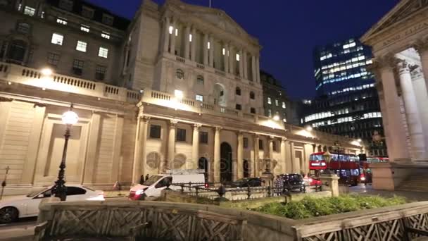 王立証券取引所、イングランド銀行、ロンドンのアーキテクチャの市内の夜景 — ストック動画