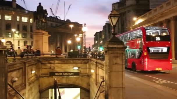 Nachtansicht der Bank Kreuzung, Finanzviertel, Bank-U-Bahn-Station vorhanden. Stadt London. — Stockvideo