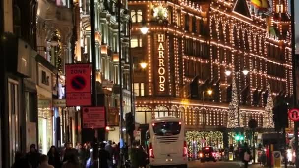 Vista notturna di Harrods, negozio di lusso più famoso, Grandi magazzini a Natale — Video Stock