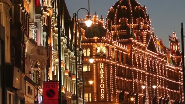 Nacht uitzicht van Harrods, meest bekende luxe winkel, warenhuis met Kerstmis — Stockvideo