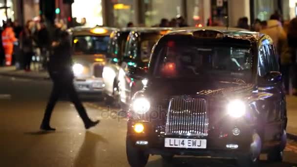 TX4 Hackney Carriage, chiamato anche London Taxi o Black Cab, a Harrods . — Video Stock