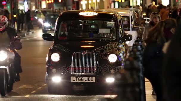 Tx4 dorożką, również o nazwie London Taxi lub Black Cab, na Harrodsa. — Wideo stockowe