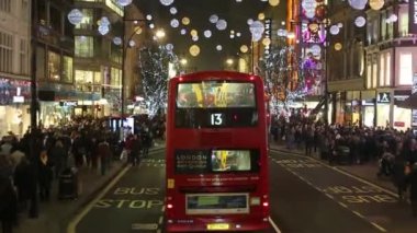 Noel ışıkları ekranda Oxford Street Londra, otobüs sürücüsü'nın bakış açısı.