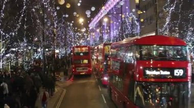Noel ışıkları ekranda Oxford Street Londra, otobüs sürücüsü'nın bakış açısı.