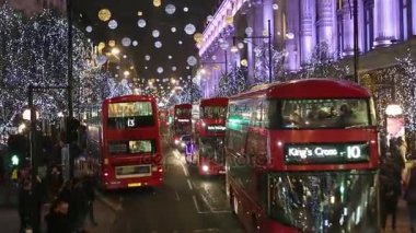 Noel ışıkları ekranda Oxford Street Londra, otobüs sürücüsü'nın bakış açısı.