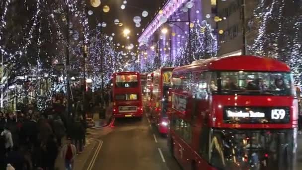 Boże Narodzenie światła wyświetlacz na Oxford Street w Londynie, autobus kierowcy punktu widzenia. — Wideo stockowe