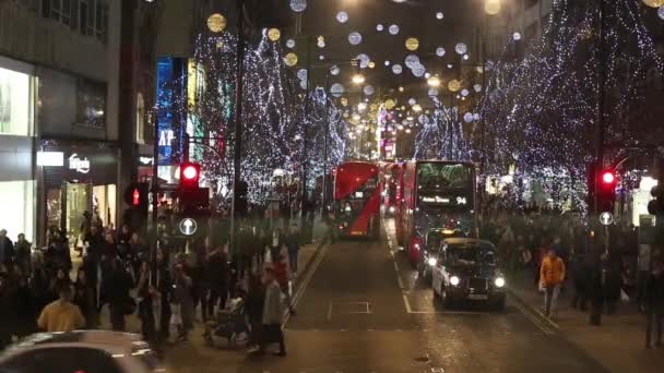 Boże Narodzenie światła wyświetlacz na Oxford Street w Londynie, autobus kierowcy punktu widzenia. — Wideo stockowe