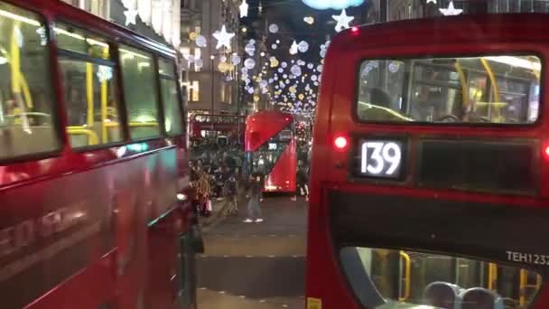 Vánoční osvětlení displeje na Oxford Street v Londýně, autobus řidičského pohledu.