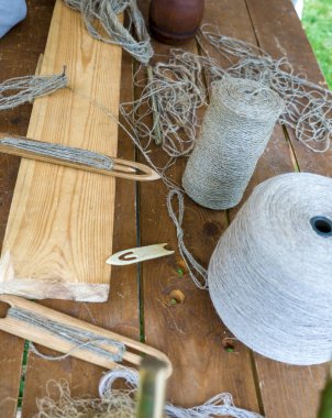 Masanın üzerinde eski balıkçılık araçları
