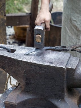 Çekiçle çalış, demir döv.