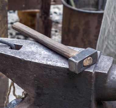 Çekiçle çalış, demir döv.