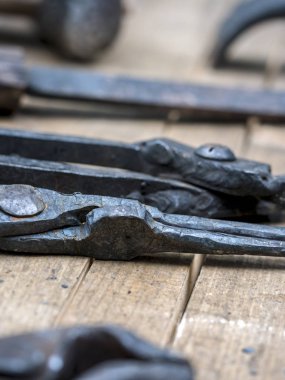 Çekiçle çalış, demir döv.