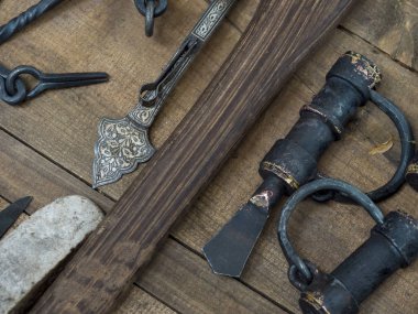 Demirci aletleri masada.