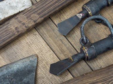 Demirci aletleri masada.