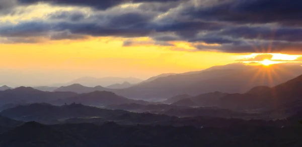 Paysage photo de beau lever de soleil sur la montagne — Photo