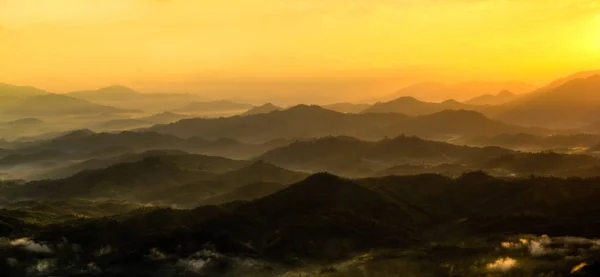 Paysage photo de beau lever de soleil sur la montagne — Photo