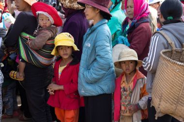  Dağlık bölgelerde etnik azınlık çocukların hediye almadan önce çocuk yüz