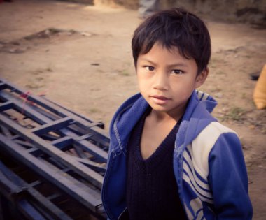  Dağlık bölgelerde etnik azınlık çocukların hediye almadan önce çocuk yüz