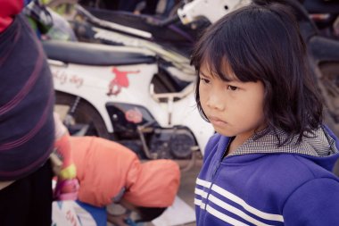  Dağlık bölgelerde etnik azınlık çocukların hediye almadan önce çocuk yüz
