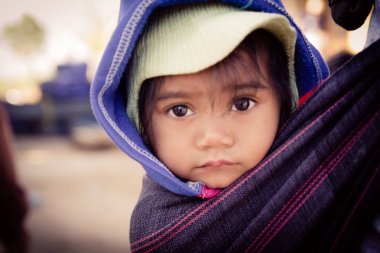  Dağlık bölgelerde etnik azınlık çocukların hediye almadan önce çocuk yüz