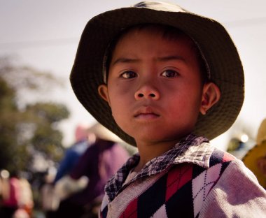 Dağlık bölgelerde etnik azınlık çocukların hediye almadan önce çocuk yüz