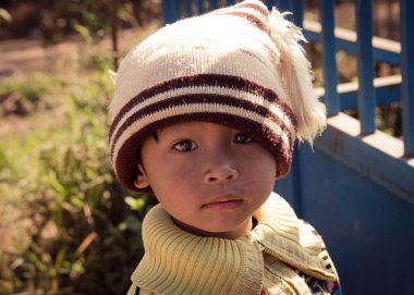 Dağlık bölgelerde etnik azınlık çocukların hediye almadan önce çocuk yüz