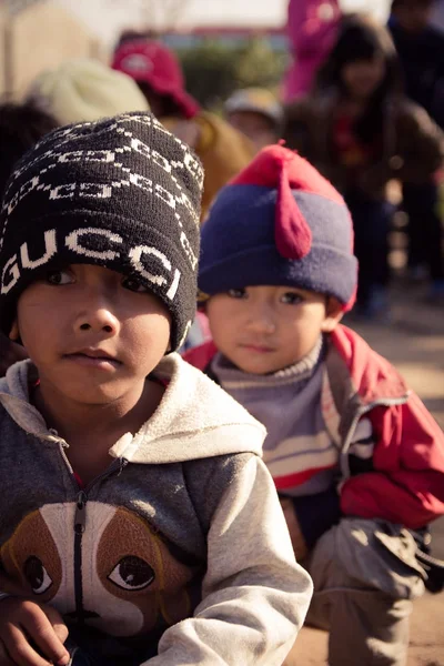 Los niños se enfrentan antes de recibir regalos de niños de minorías étnicas en las tierras altas —  Fotos de Stock