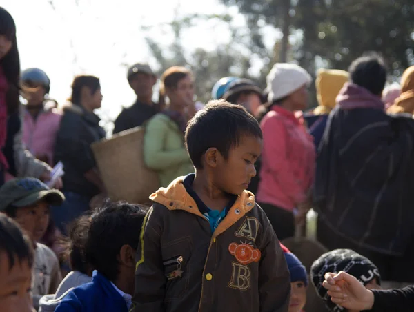  Dağlık bölgelerde etnik azınlık çocukların hediye almadan önce çocuk yüz