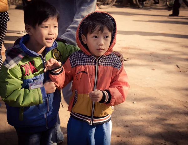 As crianças enfrentam antes de receber presentes de crianças de minorias étnicas nas terras altas — Fotografia de Stock