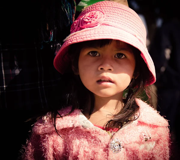 Los niños se enfrentan antes de recibir regalos de niños de minorías étnicas en las tierras altas . —  Fotos de Stock