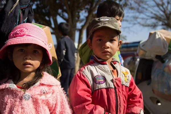 Les enfants font face avant de recevoir des cadeaux d'enfants issus de minorités ethniques dans les hauts plateaux . — Photo