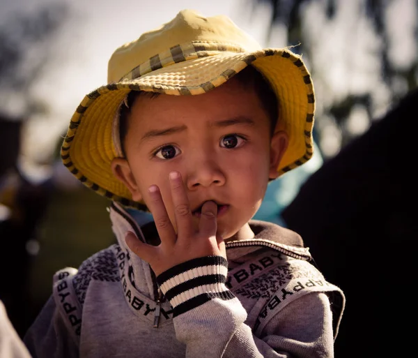 Los niños se enfrentan antes de recibir regalos de niños de minorías étnicas en las tierras altas — Foto de Stock