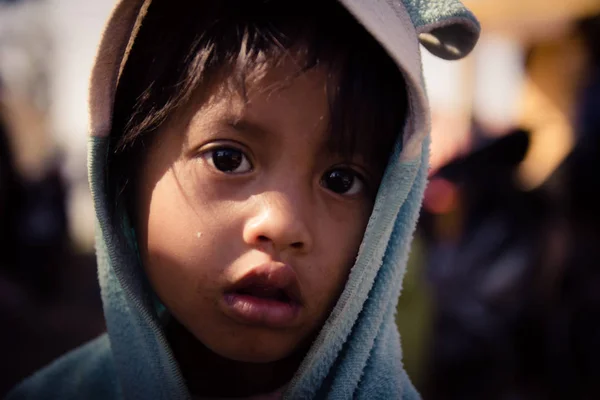 Los niños se enfrentan antes de recibir regalos de niños de minorías étnicas en las tierras altas — Foto de Stock