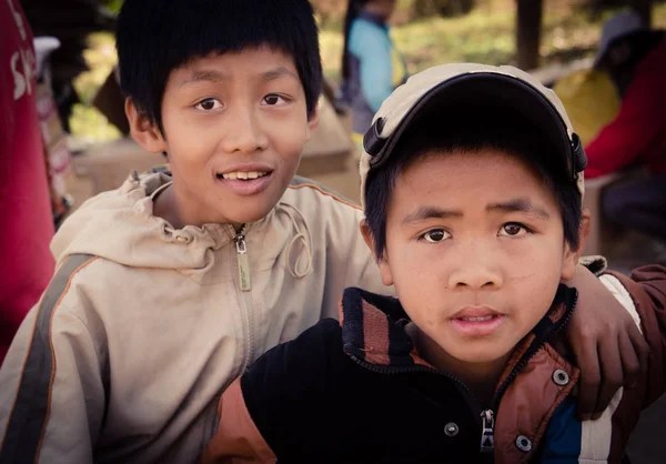 Дети сталкиваются перед получением подарков от детей этнических меньшинств в высокогорье — стоковое фото