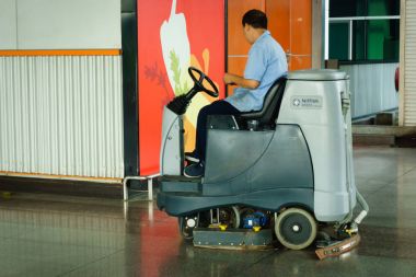  işçi mağazası zeminini makineyle temizliyor
