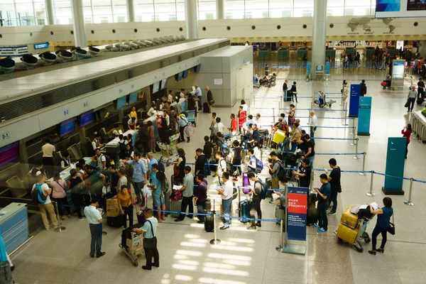 Paspoortcontrole aan de internationale luchthaven in vietnam — Stockfoto