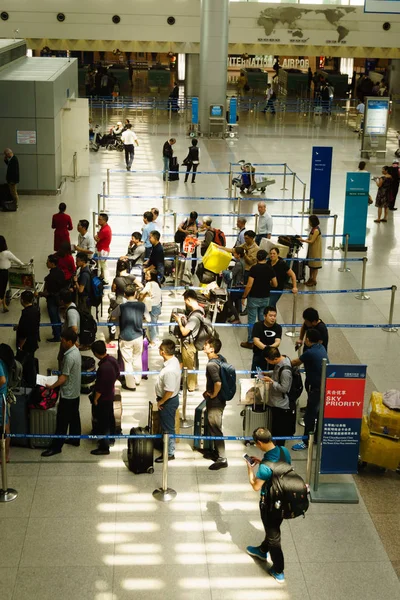  Vietnam Uluslararası Havalimanı'nda pasaport kontrolü
