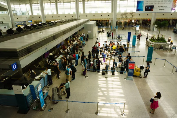  Vietnam Uluslararası Havalimanı'nda pasaport kontrolü