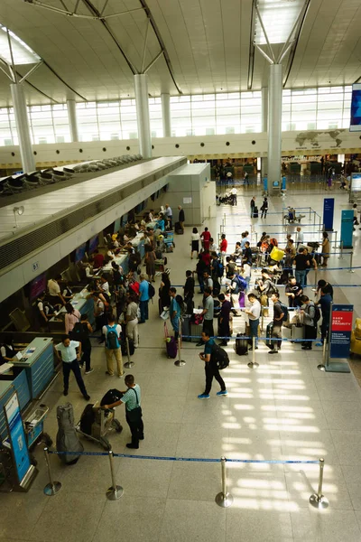  Vietnam Uluslararası Havalimanı'nda pasaport kontrolü