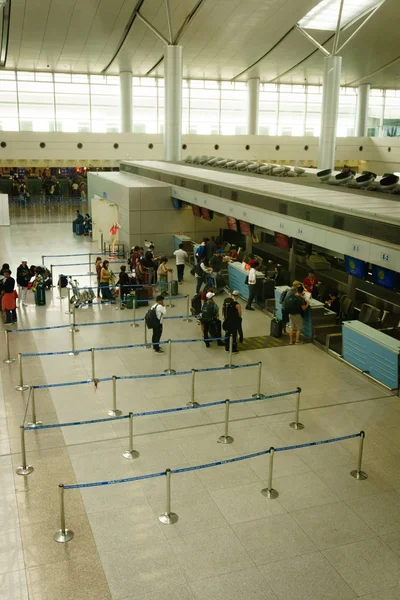 Paspoortcontrole aan de internationale luchthaven in vietnam — Stockfoto