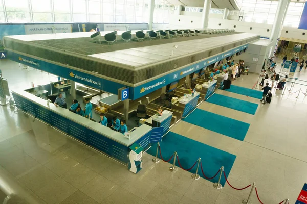  Vietnam Uluslararası Havalimanı'nda pasaport kontrolü